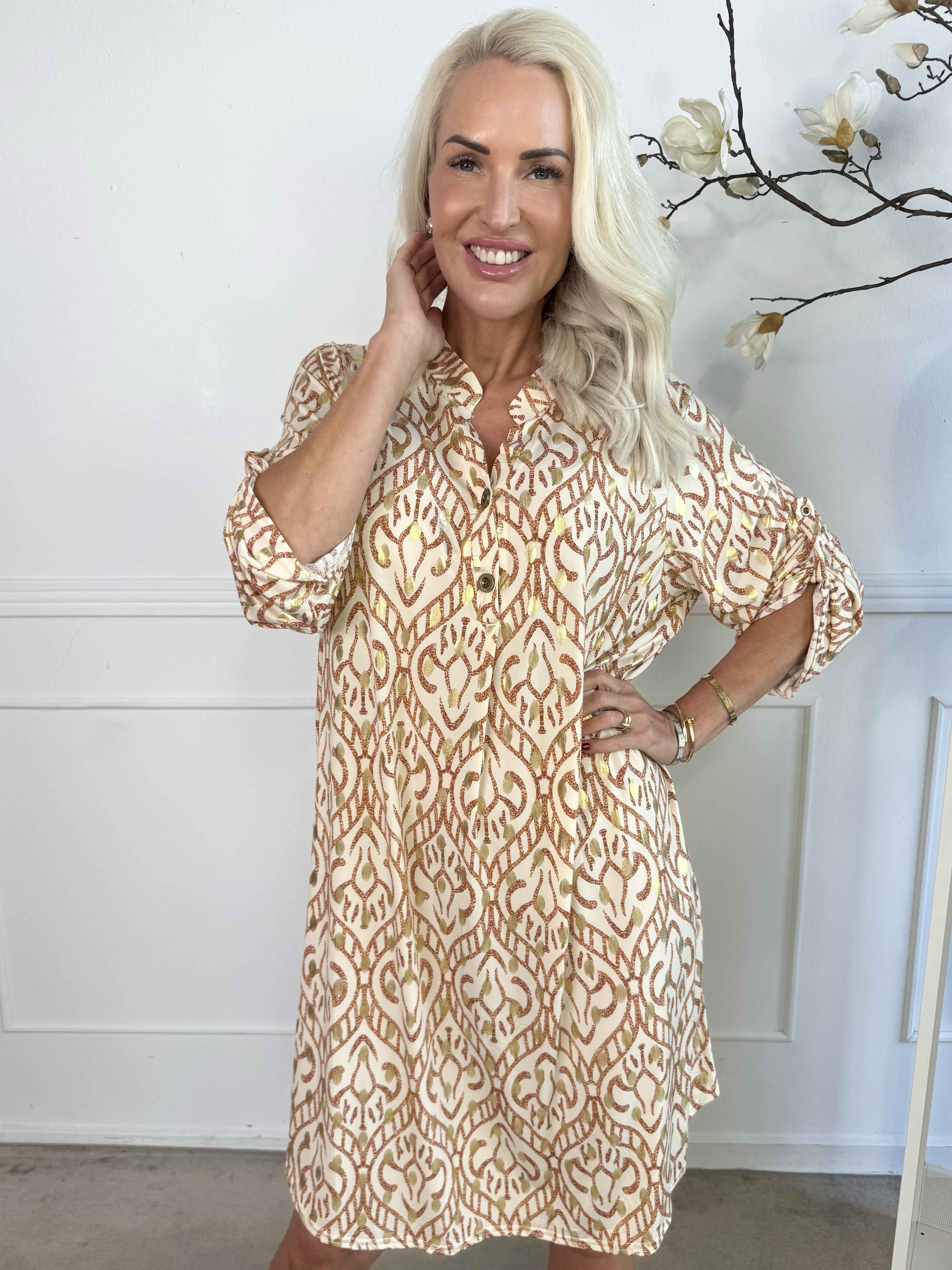 Ebba Boho Long - Elastisk mønstret kjole med guld prikker